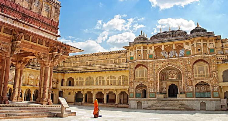 Fort d'Amber avec une architecture complexe et une personne en tenue traditionnelle.
