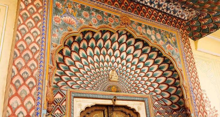 Portail de paon délicatement décoré.