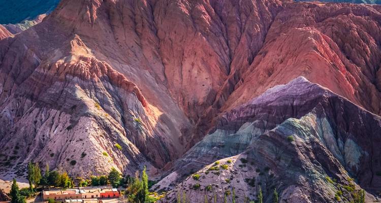 Montagnes aux couleurs vives avec un petit village en contrebas.