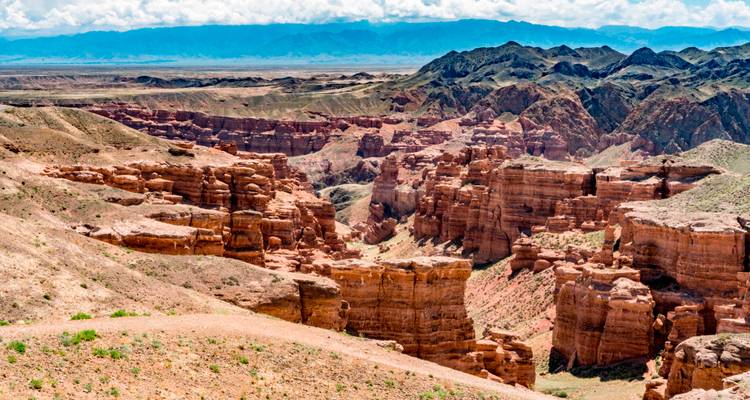 Uitgestrekte rode rotsformaties en diepe kloven strekken zich uit over Charyn Canyon National Park.