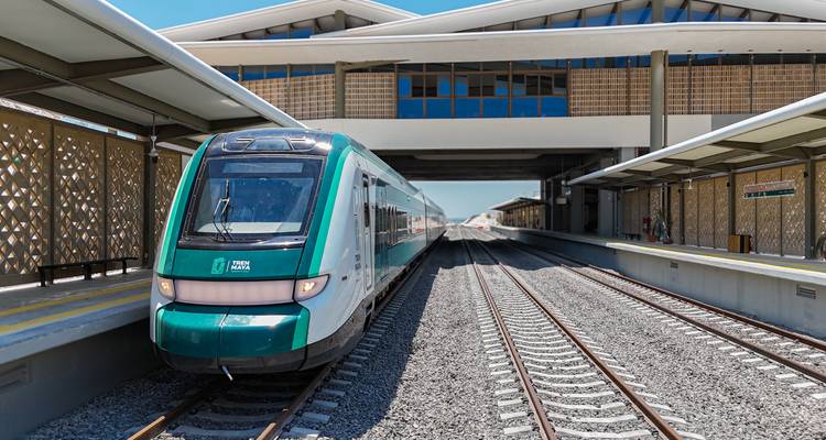 El moderno tren Maya está estacionado en una plataforma impecable bajo la luz directa del sol.
