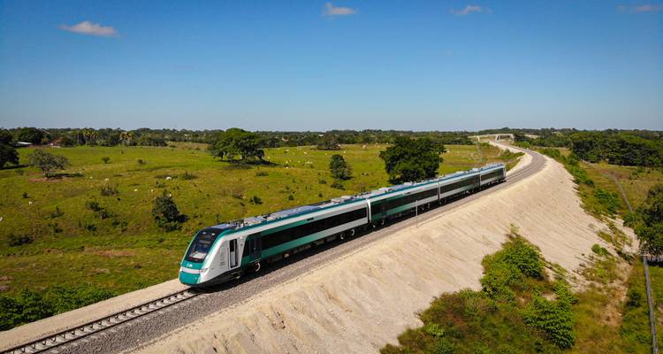 El tren Maya recorre vastos pastizales abiertos en un día despejado.