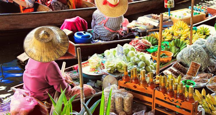 Drijvende markt met boten vol fruit en groenten.