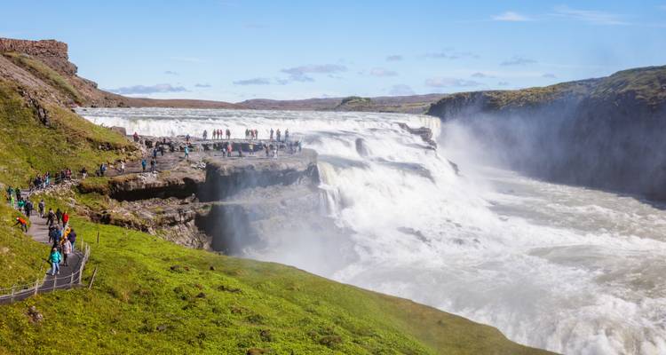 Chute d'eau de Gullfoss avec brume et grandes foules.