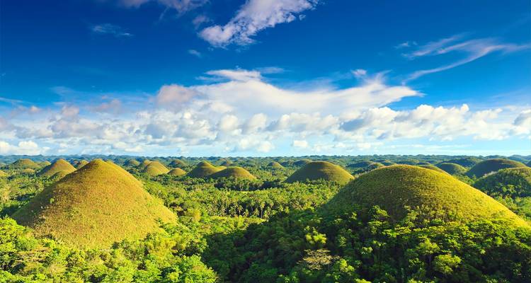 Chocolate Hills unter einem klaren blauen Himmel.