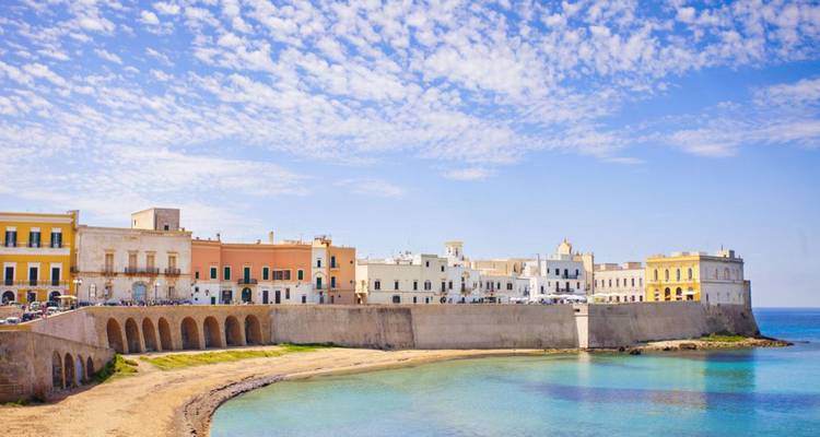 Küstenstadt mit bunten Gebäuden und Strand.