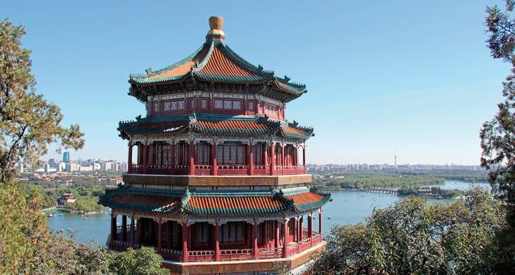 Pagode des Sommerpalastes mit Blick auf den Kunming-See und die Skyline von Peking in der Ferne.