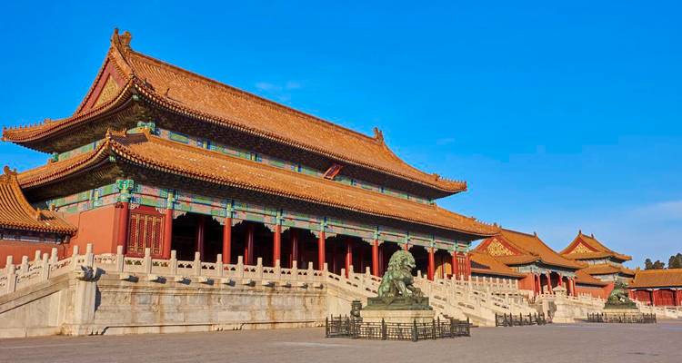 Weitläufige Ansicht einer weiteren prächtigen Halle in Peking's Verbotene Stadt vor klarem blauen Himmel.