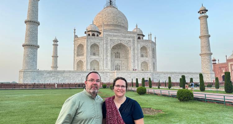 Un couple posant devant le Taj Mahal.