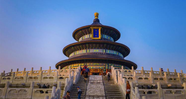 Templo del Cielo, Salón de Plegarias por Buenas Cosechas con visitantes subiendo terrazas de mármol bajo un cielo despejado.