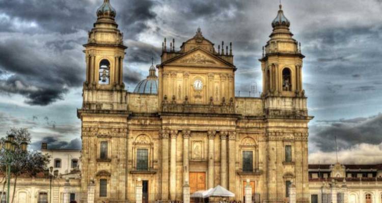 Historische Kathedrale mit dramatischem Himmel im Hintergrund.