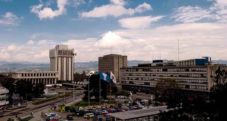 Stadtszene mit modernen Gebäuden und Flaggen.