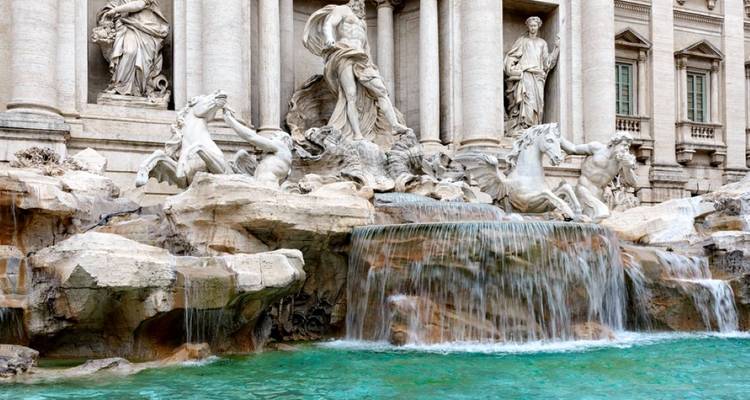 Vue rapprochée de la fontaine de Trevi avec l'eau qui coule.