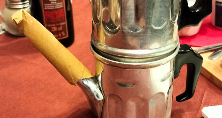 Vintage-Kaffeemaschine auf einem Tisch.