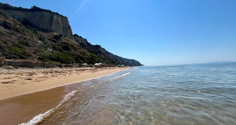 Küstenlinie mit klarem Wasser und felsigen Klippen.