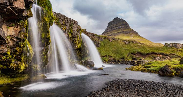 Kirkjufellsfoss-Wasserfall mit dem Berg Kirkjufell.