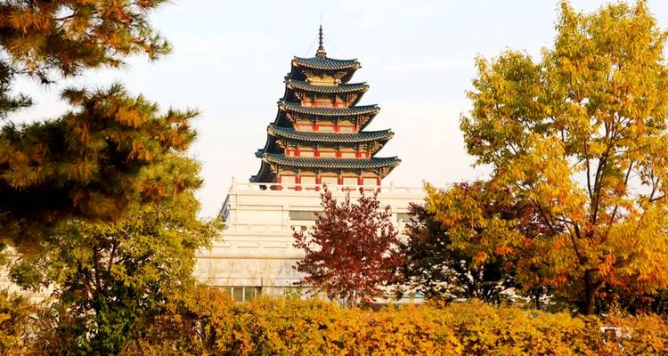 Pagode entourée de feuillage d'automne dans un cadre de parc.
