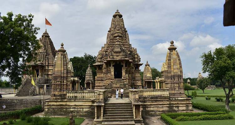 Templo with tallas de piedra intrincadas y entorno exuberante.