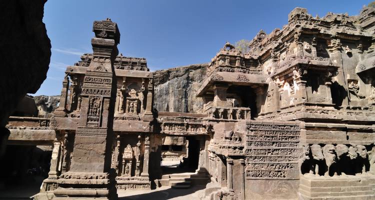 Vista detallada de arquitectura excavada en roca con tallas intrincadas.