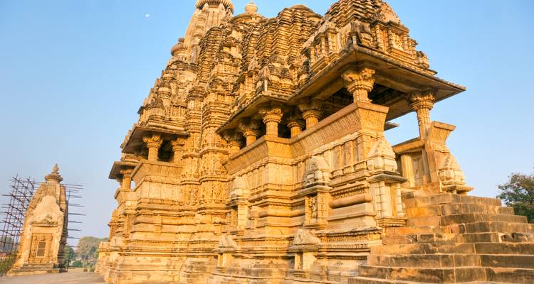 Hermoso templo iluminado por el sol con tonos dorados y detalles arquitectónicos ornamentados.