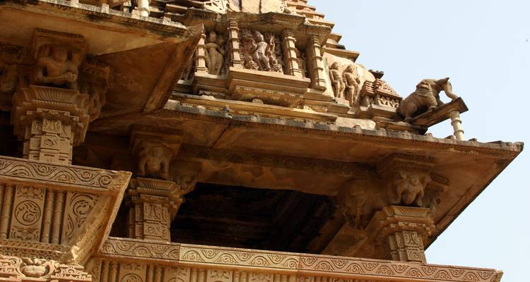 Primer plano de intrincados tallados de templo que representan deidades and animales.