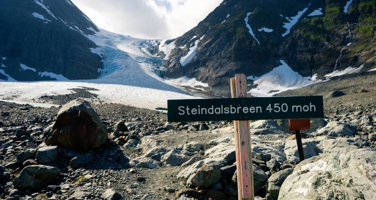 Panneau indiquant le glacier Steindalsbreen avec de la glace en arrière-plan.