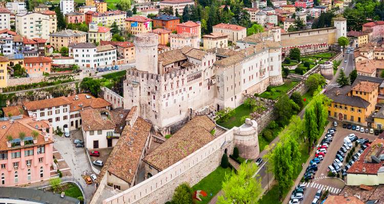 Vue panoramique d'un château historique à Trente.