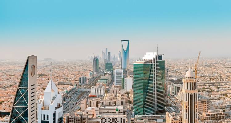 Une vue panoramique de l'horizon de Riyad sous un ciel dégagé.