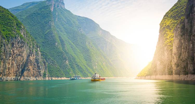 Vista panorámica de un río entre acantilados empinados y verdes.