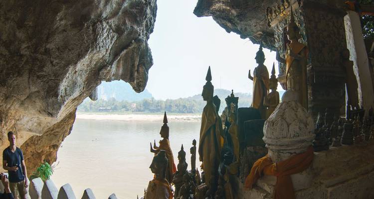 Interieur van de Pak Ou Buddhagrot met uitzicht op de Mekong rivier door een rotsachtige boog