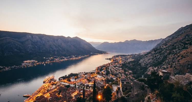 Vue aérienne d'une vallée et d'une rivière au coucher du soleil.