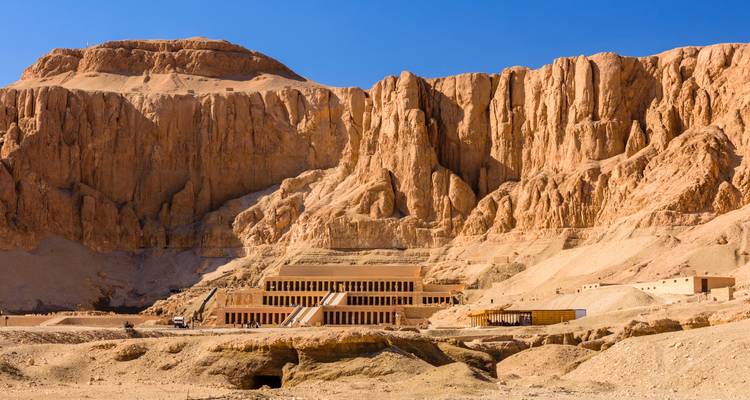 Templo construido en un cañón bajo un cielo despejado.