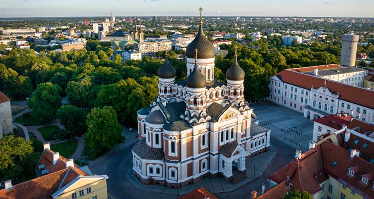 Dronefoto van de ui-vormige Alexander Nevsky Kathedraal die boven Tallinn's Oude Stad uittorent.