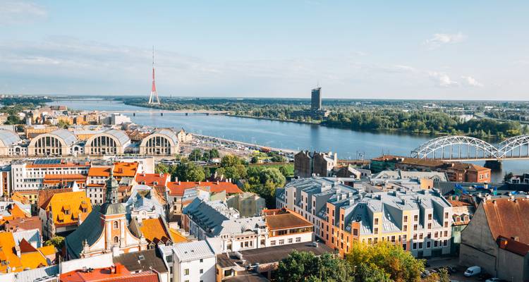Een hoog uitzichtpunt onthult Riga's kleurrijke daken, de spoorwegmarkthal en bruggen over de rivier de Daugava.