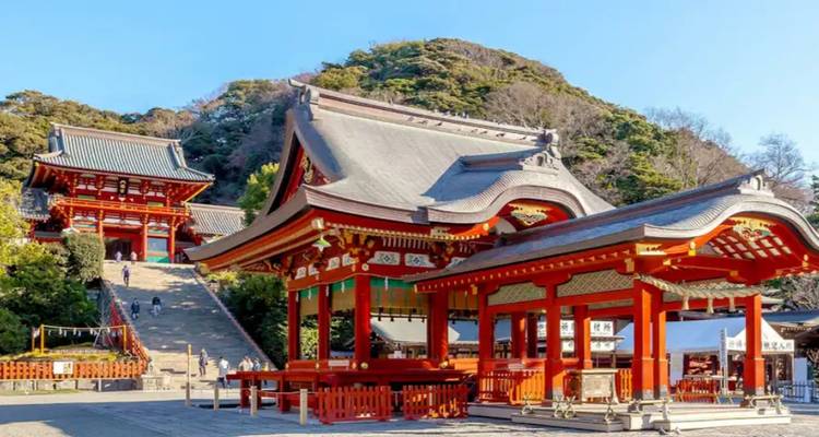 Templo japonés tradicional con edificios rojos llamativos