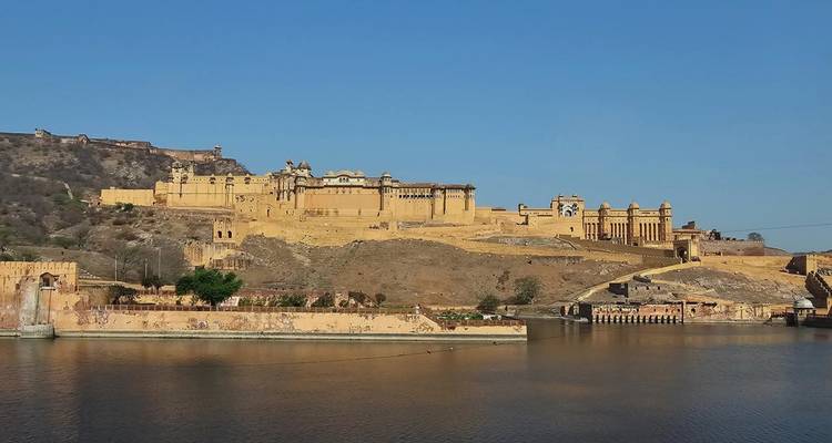 Ein großer Festungskomplex an einem See unter einem klaren blauen Himmel.