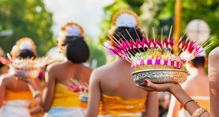 Kultureller Umzug mit Frauen, die traditionelle Opfergaben tragen.