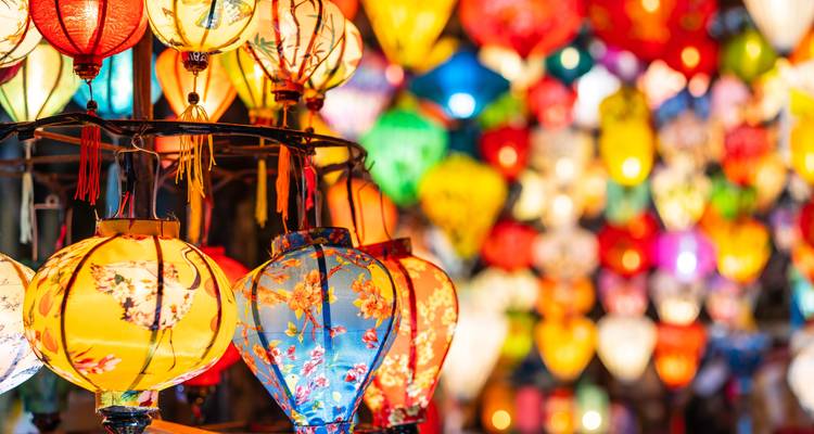 Bunte Laternen, die während eines Kulturfestivals ausgestellt sind.