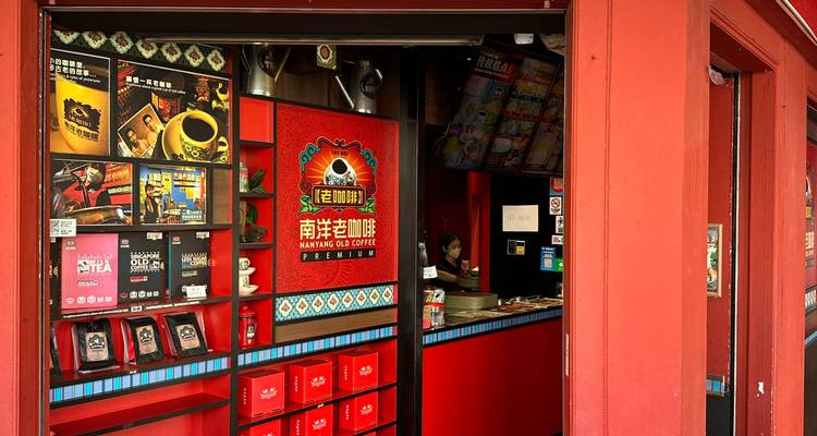 Café de spécialité à thème rouge avec un barista masqué préparant des boissons au comptoir