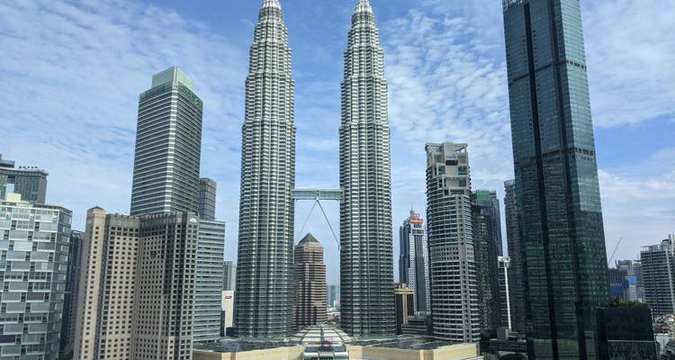 Vue claire de jour des tours Petronas et de l'horizon environnant de Kuala Lumpur sous un ciel bleu