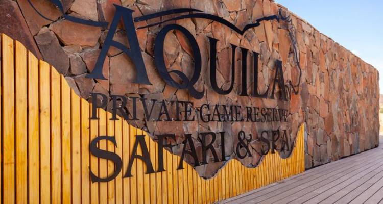Una pared con el texto 'Aquila Private Game Reserve Safari & Spa'.