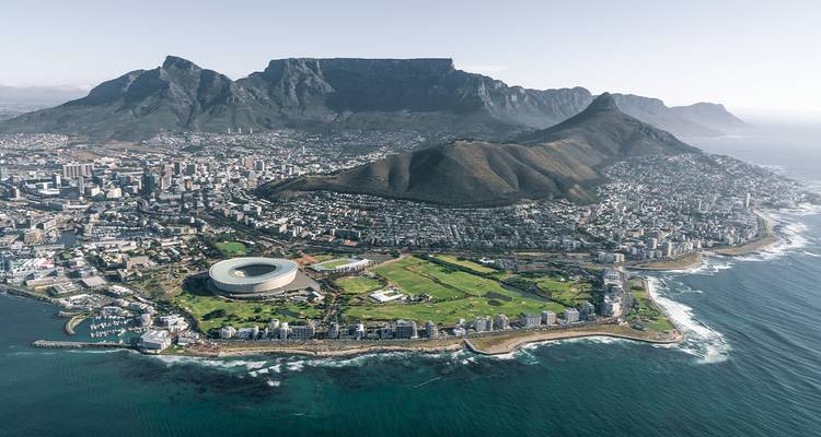 Vue aérienne du littoral du Cap avec la Montagne de la Table et l'horizon urbain à côté de l'océan