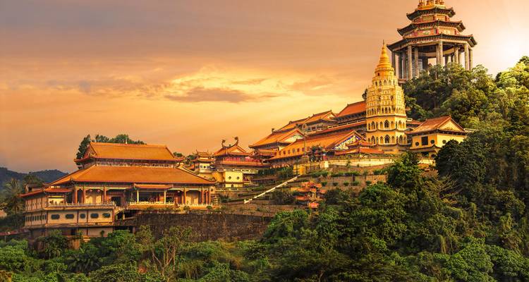 Vue du coucher de soleil sur un grand complexe de temples sur une colline.