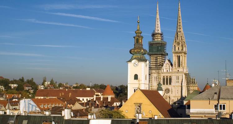 Paysage urbain de Zagreb avec les deux flèches de la cathédrale sous un ciel bleu clair le matin.