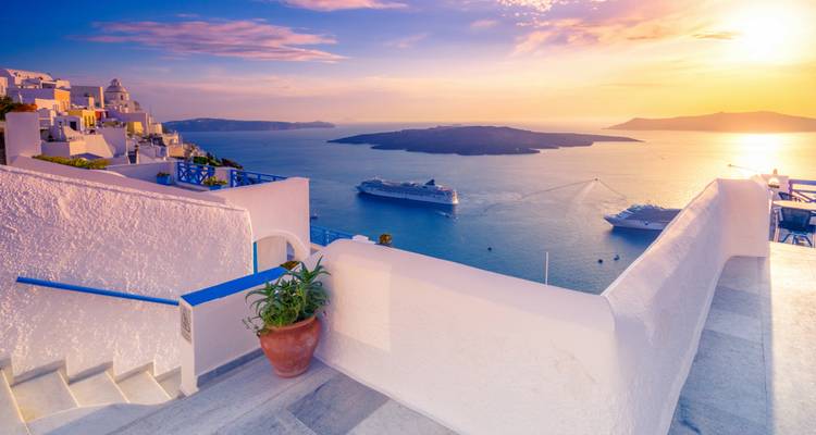 El icónico atardecer de Santorini con cruceros en el mar.