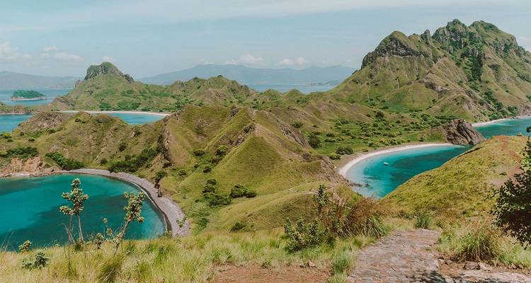 Les crêtes vertes et les deux anses bleues jumelles de l'île de Padar vues d'un sentier de randonnée