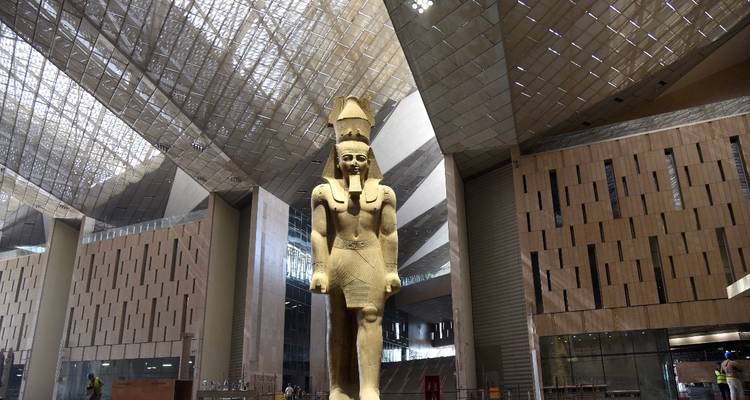 Statue in einem architektonischen Gebäude mit großen Fenstern.