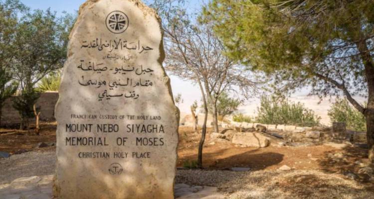 Gedenkstein am Berg Nebo mit Inschriften.