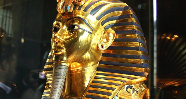 Goldene Grabmaske des Pharaos Tutanchamun, ausgestellt unter Museumslicht.