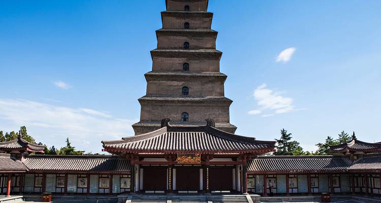 Grande structure de pagode avec structures environnantes.